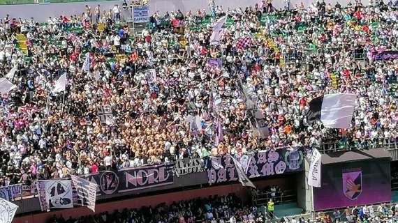 Palermo, tensione fuori dallo stadio: esplosi due petardi, arriva la polizia