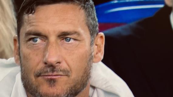 Totti scherza a "Ballando con le stelle": "Io ballerino? Firmo, ma alle 20.30 sono già a letto..."
