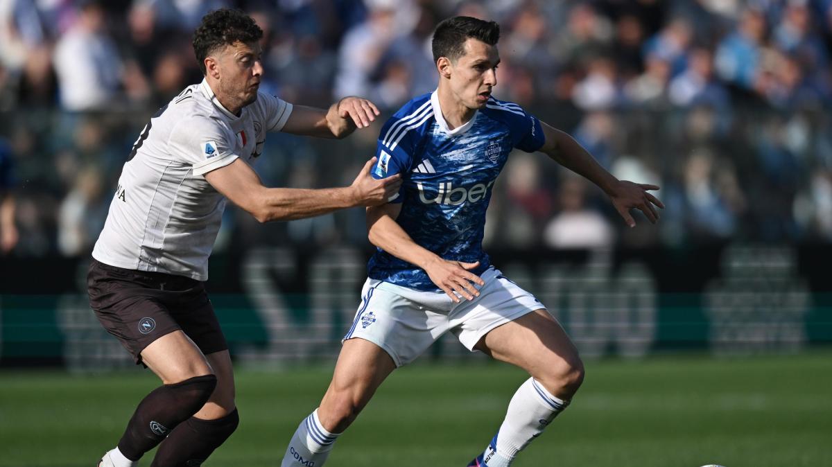 Como, Douvkas: "La cosa più importante è questa maglietta qui"
