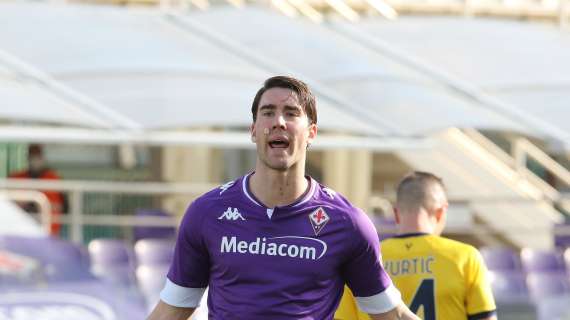 La Fiorentina soffre ma è avanti su un bel Verona al 45': Vlahovic su rigore firma l'1-0