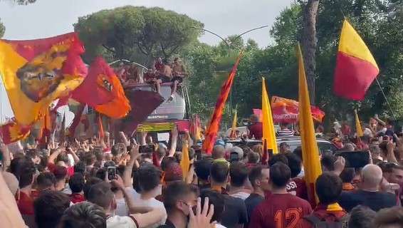 TMW - Roma, impazza la festa tra le vie della Capitale. Partito il tour del bus scoperto