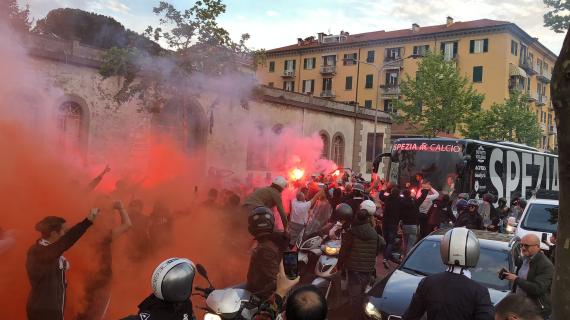 Spezia, oltre un centinaio di tifosi caricano la squadra in vista della sfida salvezza