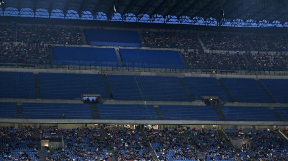 Milan, la contestazione prosegue fuori dal Meazza con due striscioni durissimi: "Restate soli"