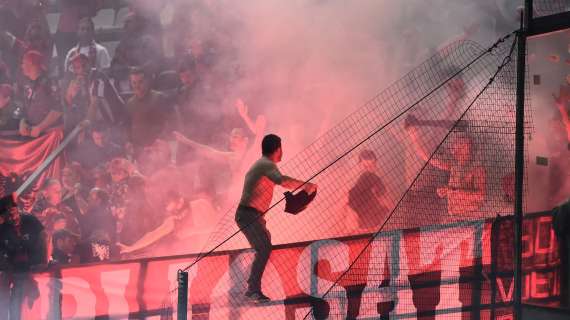 La Polonia segna, i tifosi albanesi lanciano bottigliette. A Tirana partita sospesa per 20'