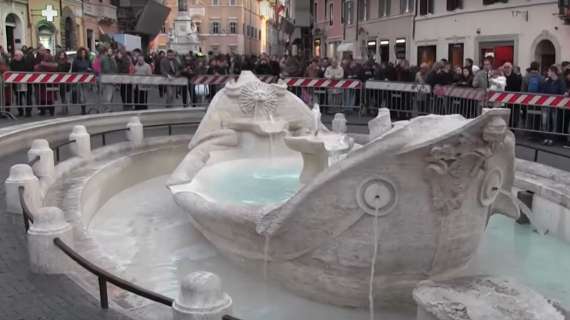 19 febbraio 2015, teppisti olandesi devastano la Fontana della Barcaccia a Roma