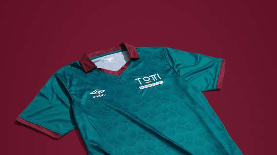 FOTO - Totti e la sua squadra di calcio a 8: le immagini della nuova maglia