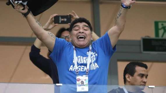 Maradona esalta Lozano: "Lo adoro. Il Napoli a posto per molti anni"