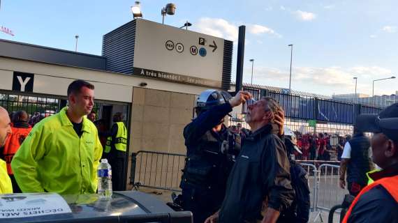 FOTO - Caos fuori lo Stade de France: spray urticante e tanta paura tra i tifosi del Liverpool