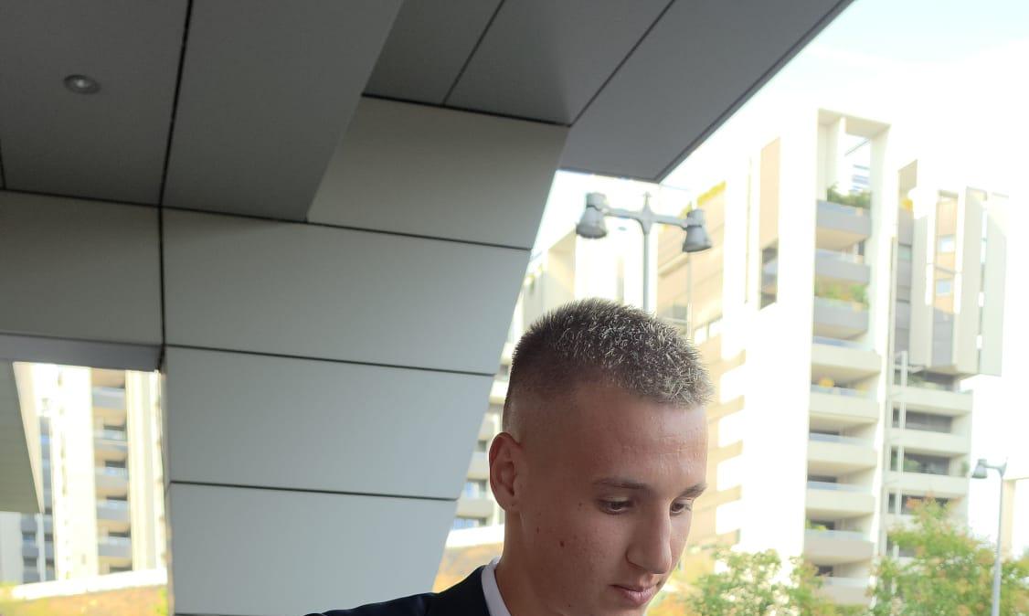 Milan, Francesco Camarda rinnova fino al 2031: l'attaccante è arrivato in sede