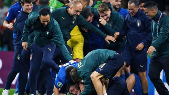L'Italia vince, Bonucci festeggia: scambiato per un invasore e bloccato da una steward. Il video
