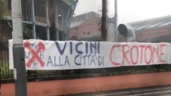 TMW - Striscione dei tifosi del Bologna fuori dal "Dall'Ara": "Vicini alla città di Crotone"