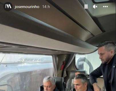 FOTO - Spezia-Roma, Mourinho ha scontato il primo turno di squalifica in pullman