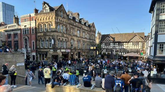 Inter, i tifosi riscaldano le vie del centro di Manchester: le immagini del corteo