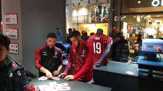 TMW - Milan, Hernandez firma autografi allo store rossonero in Duomo