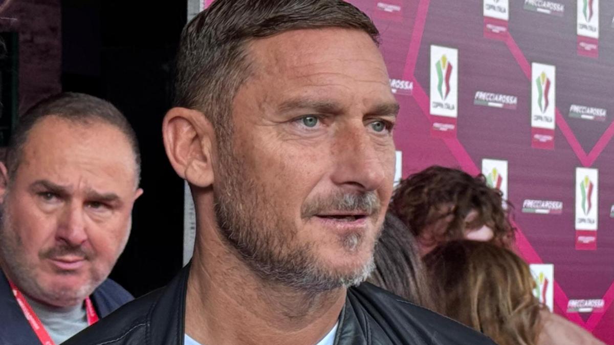 Totti: "Se continua così, i tifosi sostituiranno la foto mia e di Bati con quella di Malen e Dybala"