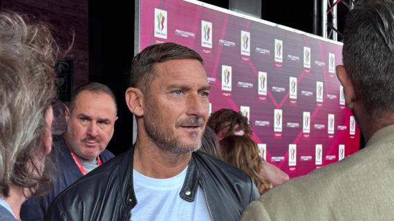 Totti segna da centrocampo e poi sentenzia: "Oggi nessun giocatore più forte del miglior Totti"