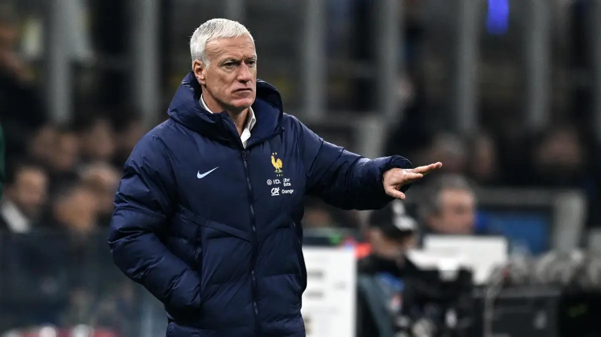 La giornalista spagnola dà favorita la Francia. Deschamps risponde: "Per me è la Spagna"