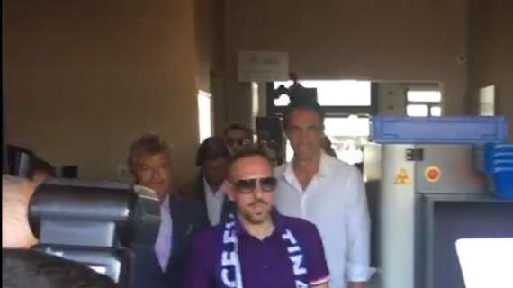 TMW - Fiorentina, Ribery atterrato. Bagno di folla con i tifosi: le immagini