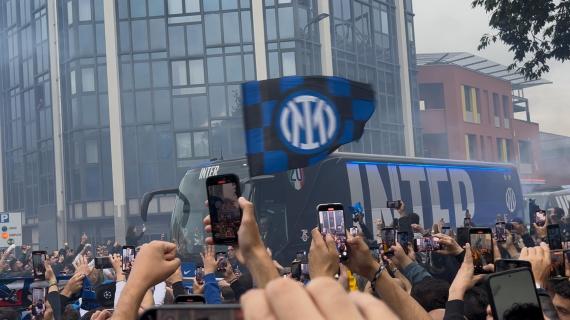 Inter-Barcellona, che entusiasmo fuori da San Siro! L'arrivo del pullman dei nerazzurri