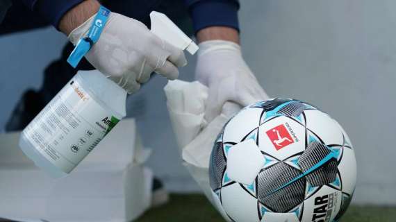 Stadi vuoti, mascherine e palloni sanificati: le foto della Bundesliga i tempi del Coronavirus