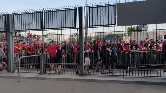 VIDEO - Disordini fuori dallo stadio, i tifosi del Liverpool provano a sfondare i cancelli