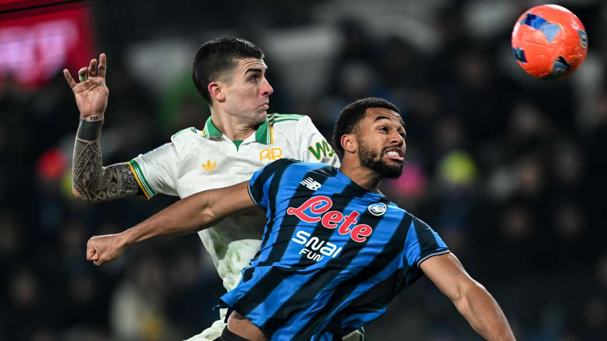 Atalanta-Roma, petardo esplode a pochi passi dall'assistente arbitrale. Polemiche anche tra le panchine