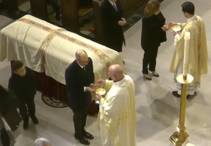 L'ultimo saluto a Rocco Commisso: a New York è iniziato il funerale del presidente della Fiorentina 