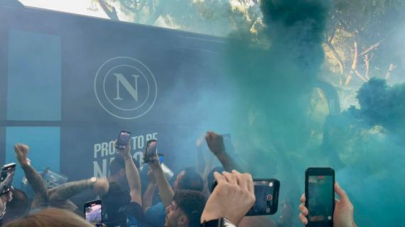 Il pullman del Napoli arriva allo stadio, atmosfera pazzesca al Maradona: le immagini
