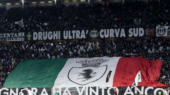 Juve-Torino, bellezza a sorpresa sugli spalti: a Torino c'è Claudia Schiffer