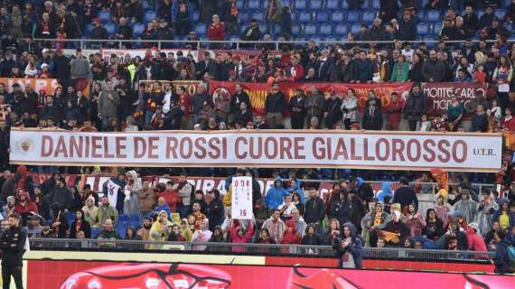FOTO - De Rossi saluta Roma, gli striscioni all'Olimpico per il capitano