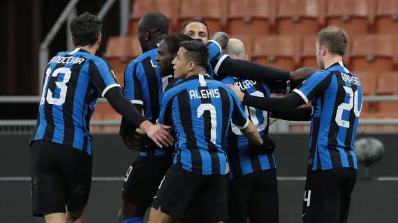Inter, nel riscaldamento al San Paolo squadra in campo con una fascia contro il razzismo