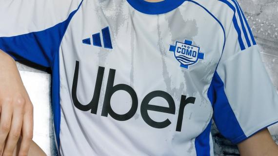 Como, ecco la seconda maglia: richiami al marmo del Sinigaglia, debutterà nel Gamper
