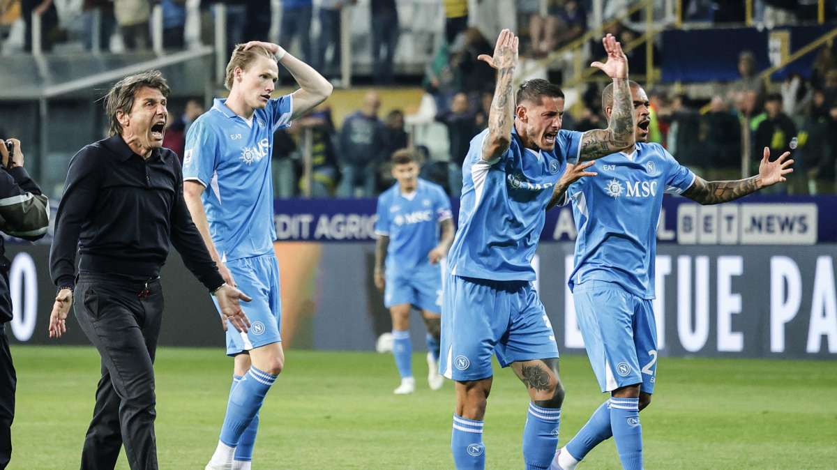 Conte va sotto la curva, mostra lo scudetto ai tifosi e urla: "È per tutti voi"