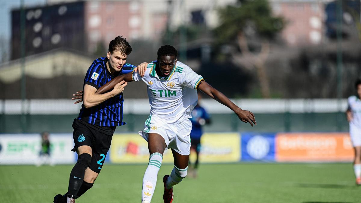 Roma, Bah uscito in barella contro il Cardiff City: per lui trauma distorsivo al ginocchio