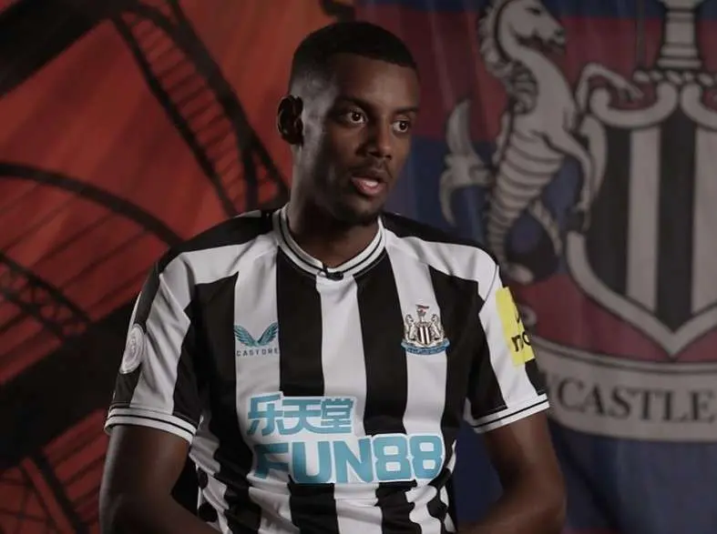 Newcastle, Isak il primo a segnare in trasferta in Champions dopo Shearer vent'anni fa