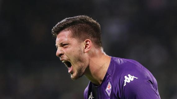 Jovic (e il VAR) regalano tre punti alla Fiorentina: 2-1 alla Salernitana, il Franchi festeggia