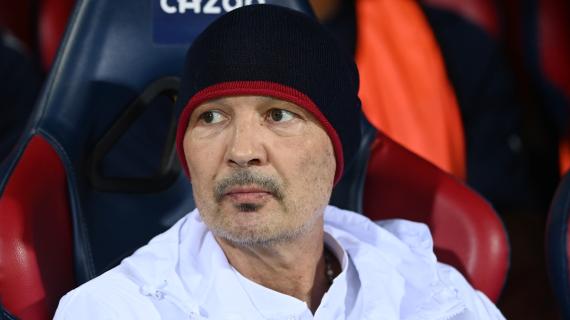 Bologna, seduta tattica in vista della gara con la Lazio: tutti in gruppo i calciatori rossoblù