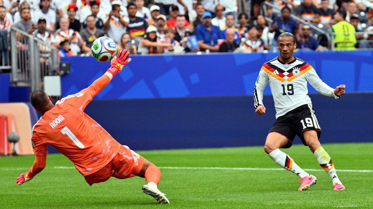 Mondiali, tra i calciatori spopola la moda dei calzettoni bucati ai polpacci
