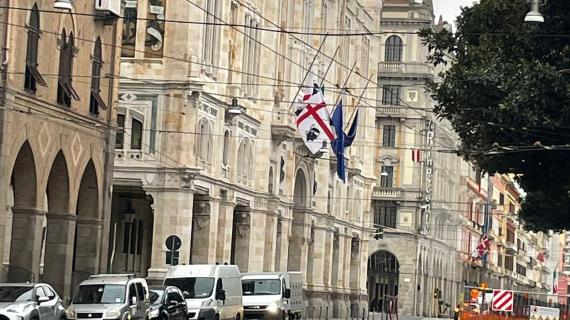 Cagliari, bandiere a mezz'asta in città per onorare la scomparsa di Gigi Riva