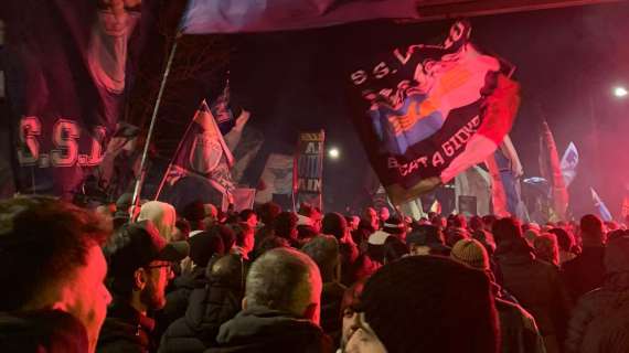 La Lazio festeggia 124 anni: migliaia di tifosi in piazza dopo la mezzanotte. Le foto