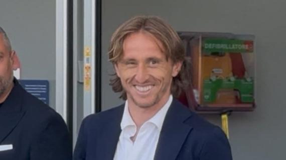 Modric arriva e ricorda una cosa fondamentale. E ce n'è un altro a braccetto con lui