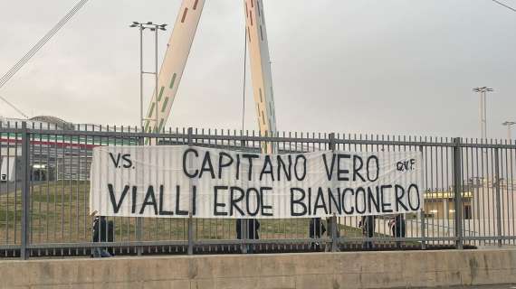 TMW - Juventus, lo striscione per Vialli fuori dallo Stadium: "Capitano vero, eroe bianconero"