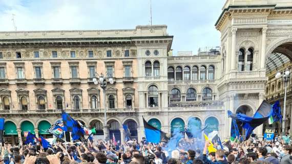 Inter Campione. Al Duomo sfottò per la Juve: "Come mai, la Champions tu non la vinci mai!"
