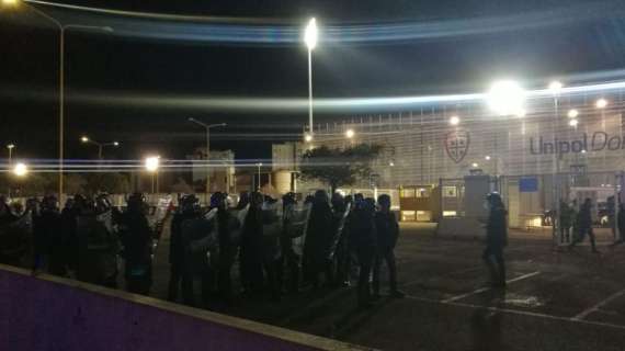 Cagliari, scontri tra polizia e tifosi sardi dopo il pareggio contro il Napoli: almeno un arresto