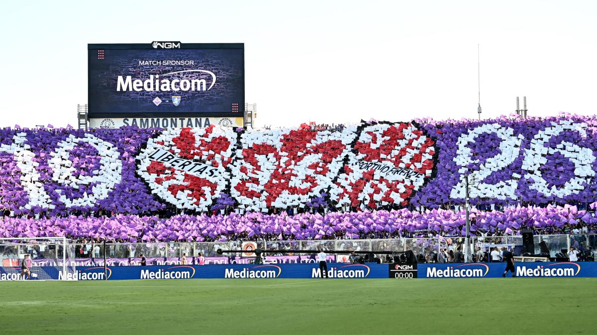 Il Franchi celebra i cento anni della Fiorentina: le immagini della coreografia dei tifosi viola