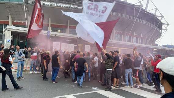 TMW - Torino, carica dei tifosi in vista della Juve. Cori, bandiere e lo striscione: "Uccideteli!"
