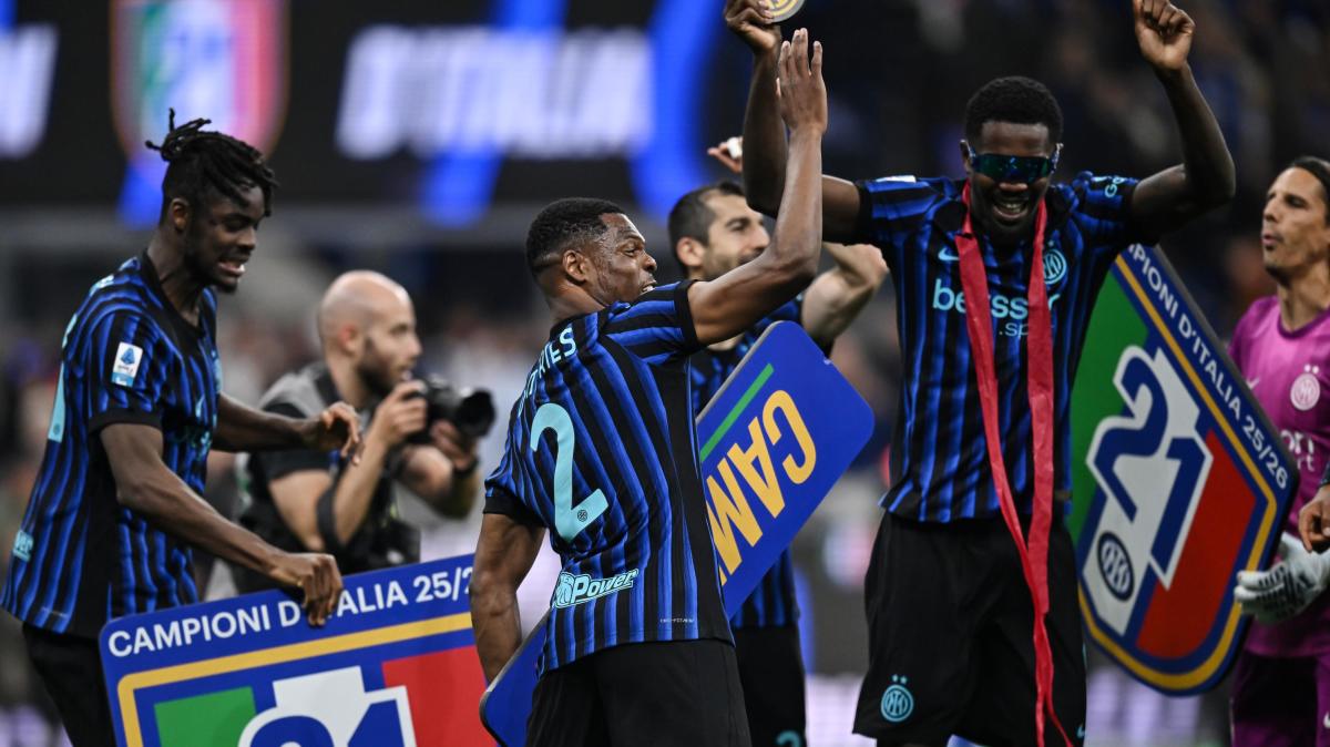 Inter, le immagini della festa in campo: premiazione all’ultima in casa. E piazza Duomo è piena