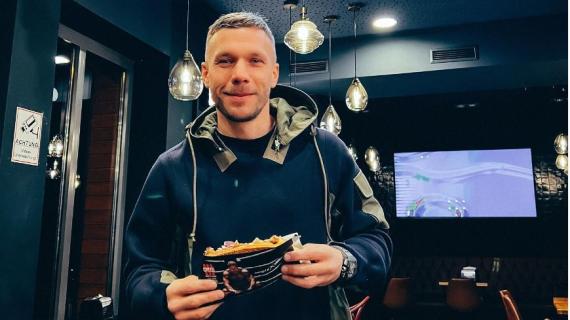 Podolski, i milioni arrivano fuori dal campo: grazie al kebab e al gelato